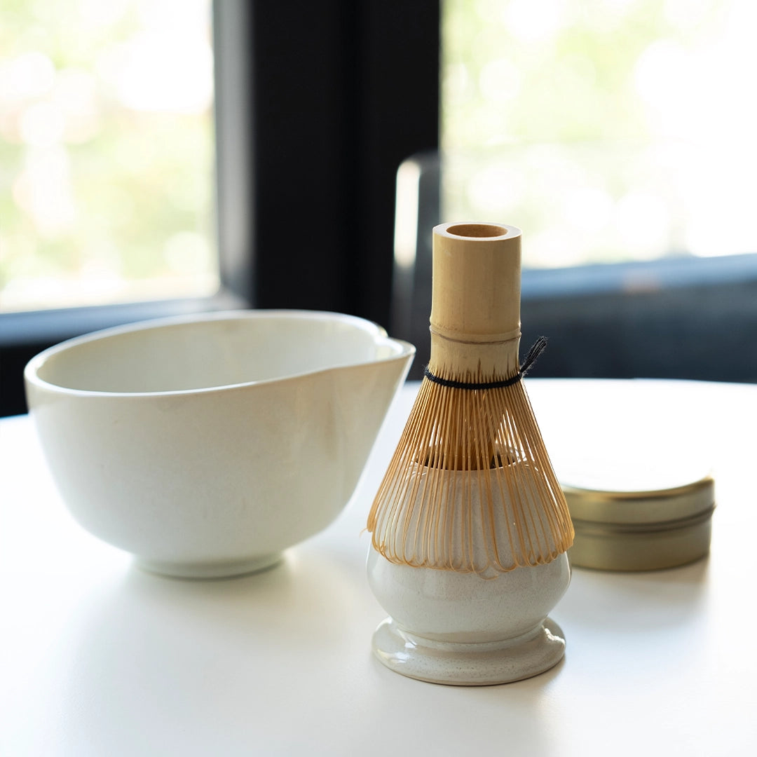 Matcha Ritüeli: İnci Beyaz Matcha Kase+Whisk Tutucu+Bambu Whisk