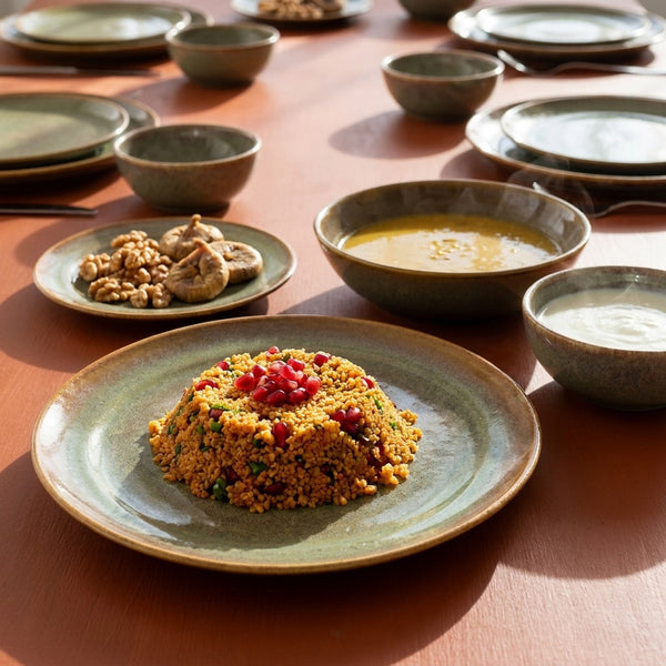 12 kişilik Müdavim Yeşil stoneware yemek takımıyla kurulmuş, yemekli sofra renk:Müdavim Yeşil