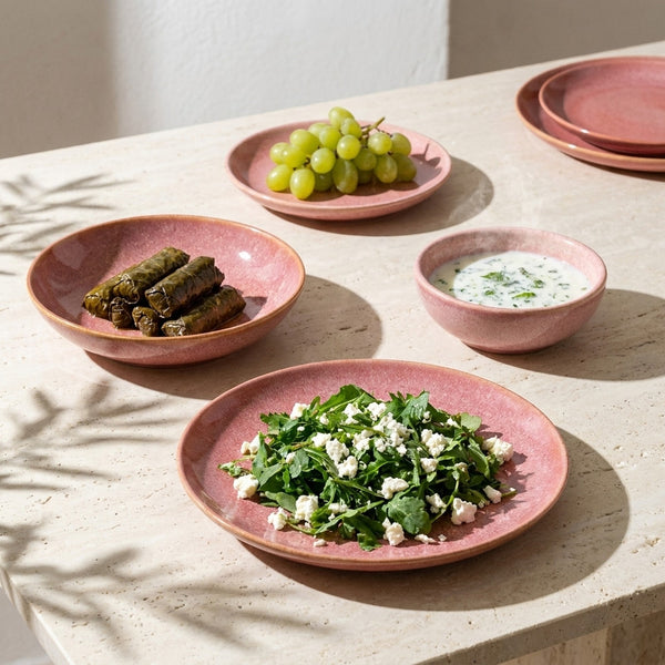 2 kişilik Gonca Pembe stoneware yemek takımıyla kurulmuş, yemekli sofra renk:Gonca Pembe