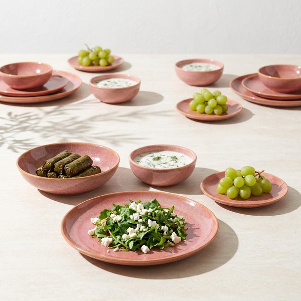 4 kişilik Gonca Pembe stoneware yemek takımıyla kurulmuş, yemekli sofra renk:Gonca Pembe