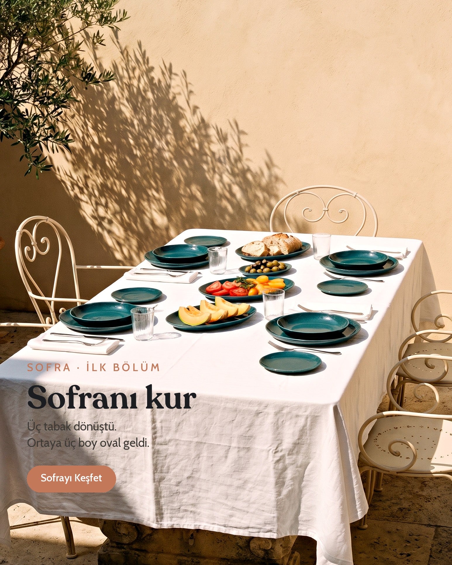 Kurulmuş sofra — üç tabak ve üç boy oval