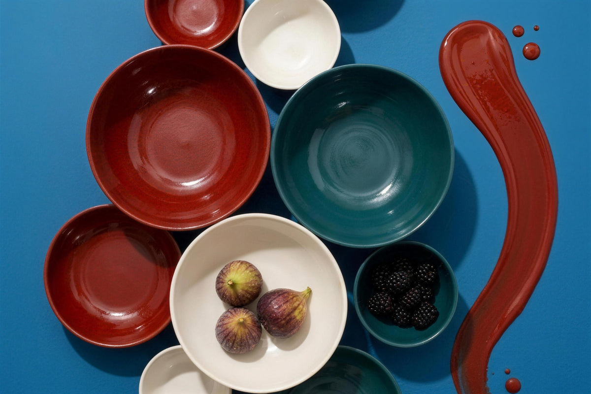 Akan sır dokusuyla altı stoneware renginde kaplar