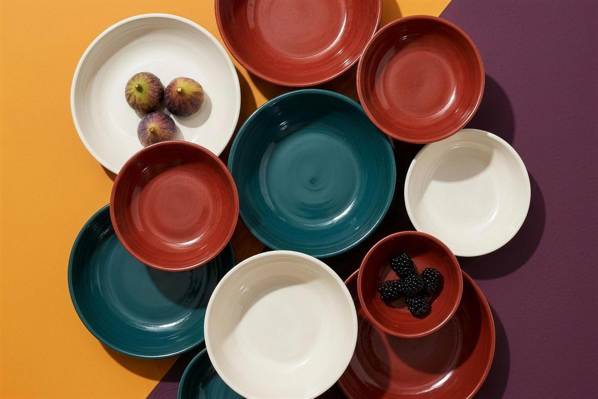 Renkli stoneware kaplarla kurulmuş sofra