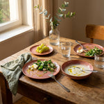 Gonca Pembe stoneware yemek takımıyla iki kişilik sofra, yemek ortasında renk:Gonca Pembe