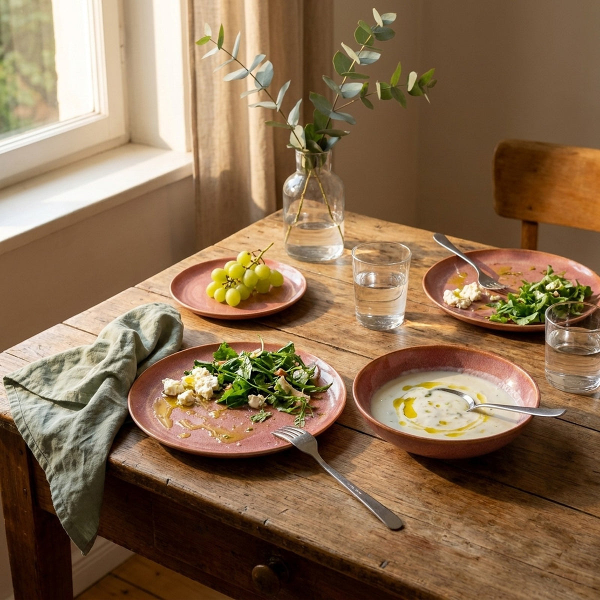 Gonca Pembe stoneware yemek takımıyla iki kişilik sofra, yemek ortasında renk:Gonca Pembe