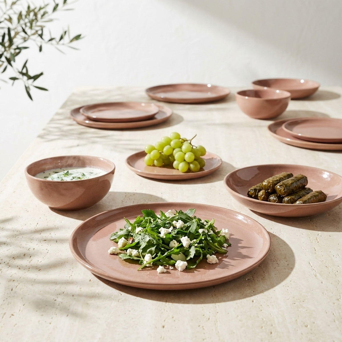 12 kişilik Gonca Pembe stoneware yemek takımıyla kurulmuş, yemekli sofra renk:Gonca Pembe