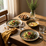 Müdavim Yeşil stoneware yemek takımıyla iki kişilik sofra, yemek ortasında renk:Müdavim Yeşil