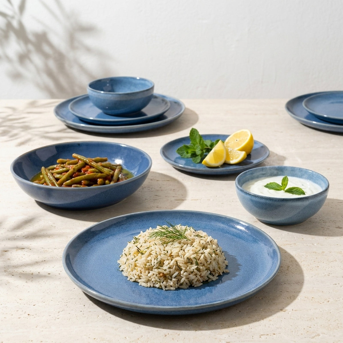 12 kişilik Sayfi Mavi stoneware yemek takımıyla kurulmuş, yemekli sofra renk:Sayfi Mavi