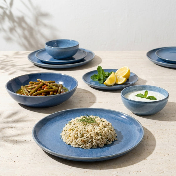 12 kişilik Sayfi Mavi stoneware yemek takımıyla kurulmuş, yemekli sofra renk:Sayfi Mavi