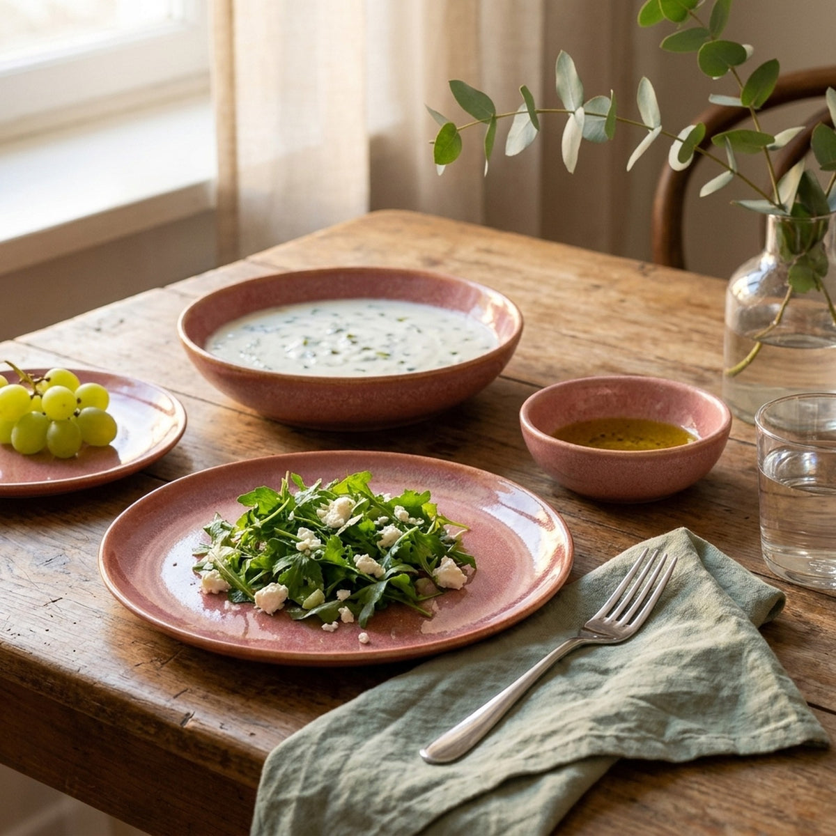 Gonca Pembe stoneware yemek takımından bir kişilik yemekli kurulum