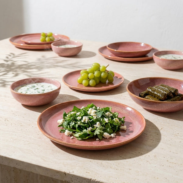 6 kişilik Gonca Pembe stoneware yemek takımıyla kurulmuş, yemekli sofra renk:Gonca Pembe