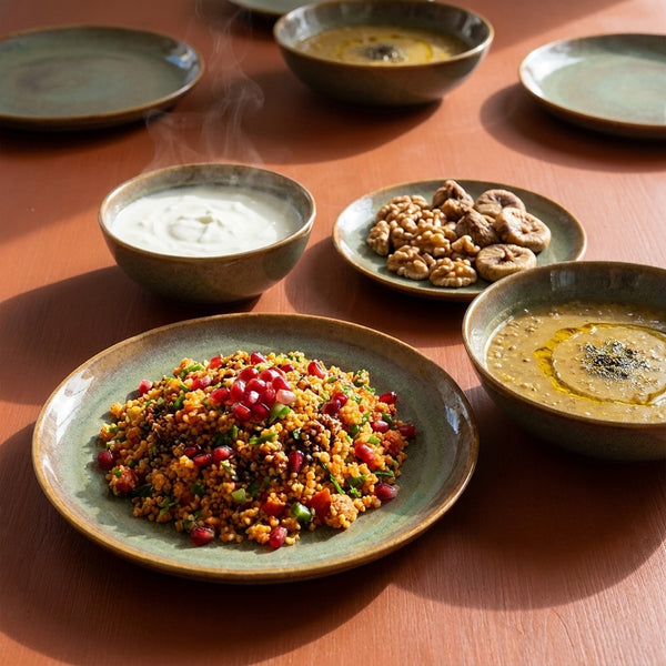 8 kişilik Müdavim Yeşil stoneware yemek takımıyla kurulmuş, yemekli sofra renk:Müdavim Yeşil