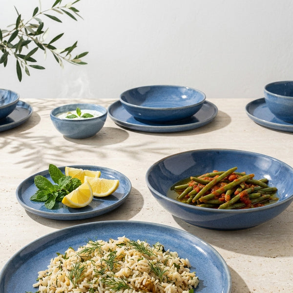 8 kişilik Sayfi Mavi stoneware yemek takımıyla kurulmuş, yemekli sofra renk:Sayfi Mavi