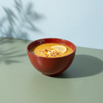 Dem Kırmızı stoneware çorba kasesinde mercimek çorbası, limon ve pul biberle renk:Dem Kırmızı