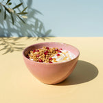 Gonca Pembe stoneware çorba kasesinde süzme yoğurt, granola ve nar renk:Gonca Pembe