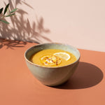 Müdavim Yeşil stoneware çorba kasesinde mercimek çorbası, limon ve pul biberle renk:Müdavim Yeşil
